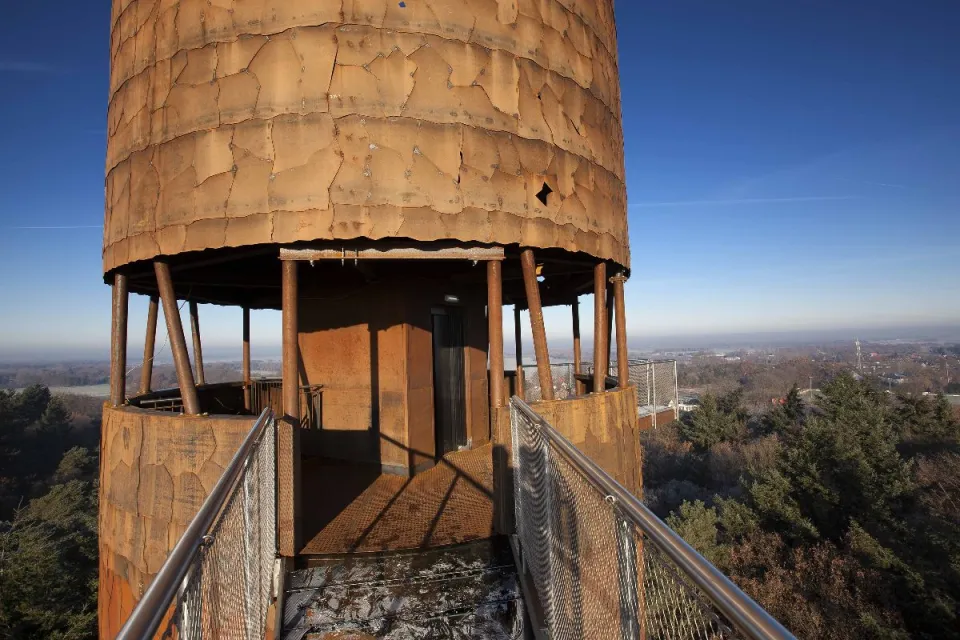 Houten uitkijktoren de Bosbergtoren in Appelscha bij schemering met uitzicht over het bos