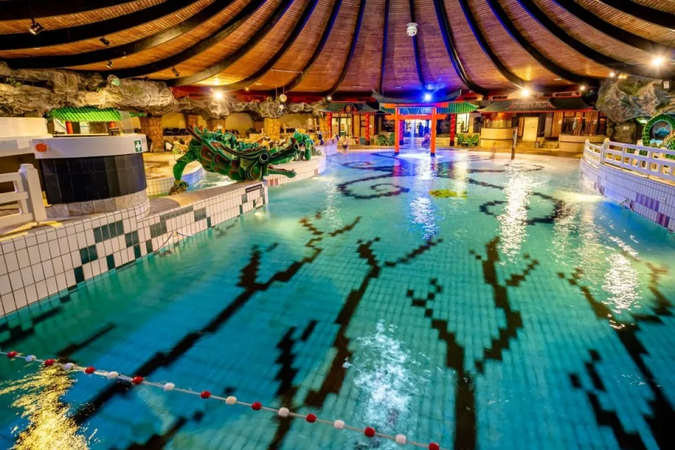 Subtropisch zwembad met glijbanen en golfslagbad in De Bonte Wever in Assen