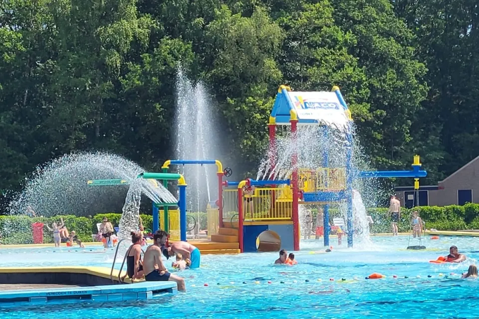 Buitenzwembad met fonteinen en speeltoestellen in Bosbad Appelscha