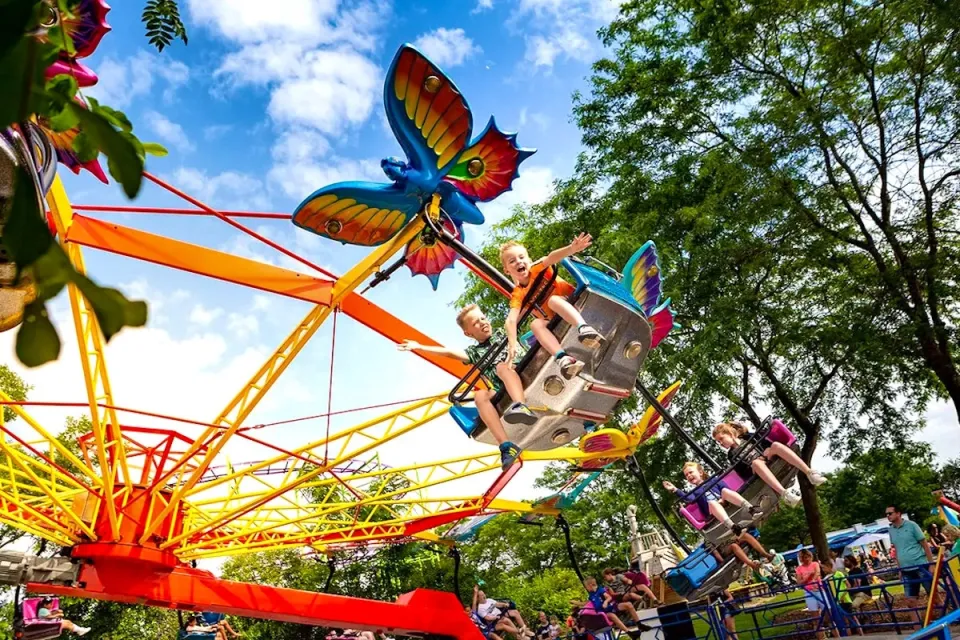 Kleurrijke vlinderattractie in attractiepark Duinen Zathe bij Appelscha
