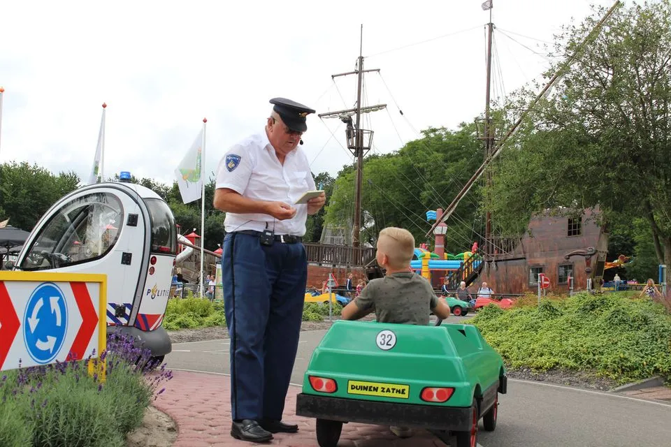 Kind rijdt in een trapauto door het verkeerspark van Duinen Zathe bij Appelscha
