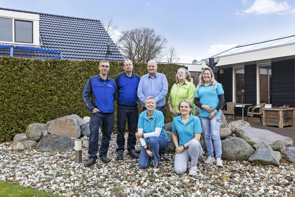 Groep volwassenen en kinderen poseert voor een gebouw op Buitenplaats de Hildenberg