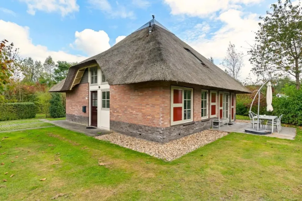 Vrijstaande vakantiewoning Aurelia aan Ofslag 17 met rieten dak, terras en groot grasveld op Buitenplaats de Hildenberg