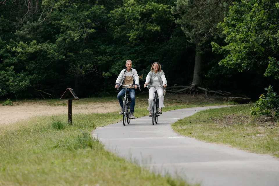 fietsen door natuur park