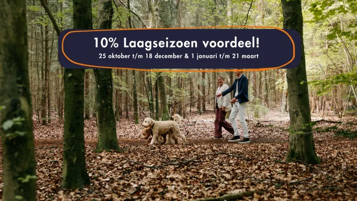 Banner met een wandelaar met hond in een herfstbos en de tekst 10 procent laagseizoen voordeel van 15 oktober tot en met 18 december en 3 januari tot en met 31 maart