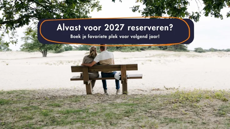 Banner met een stel op een bankje bij de zandverstuiving en de tekst alvast voor 2027 reserveren